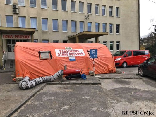 Strażacy rozstawili przyszpitalną polową izbę przyjęć