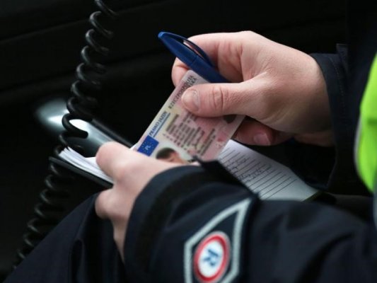 Policjanci zatrzymali 18-latkowi prawo jazdy za popisy