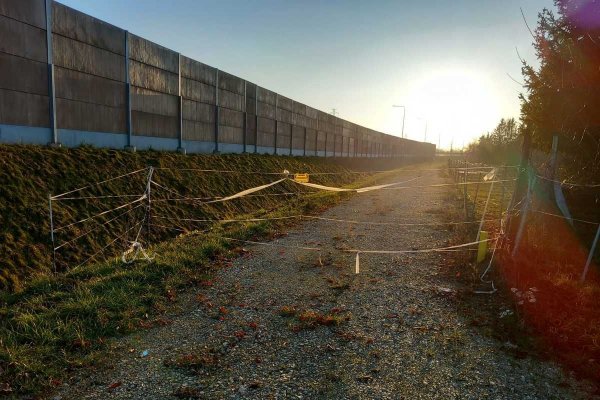 Postawił elektryczne ogrodzenie na drodze serwisowej wzdłuż S7