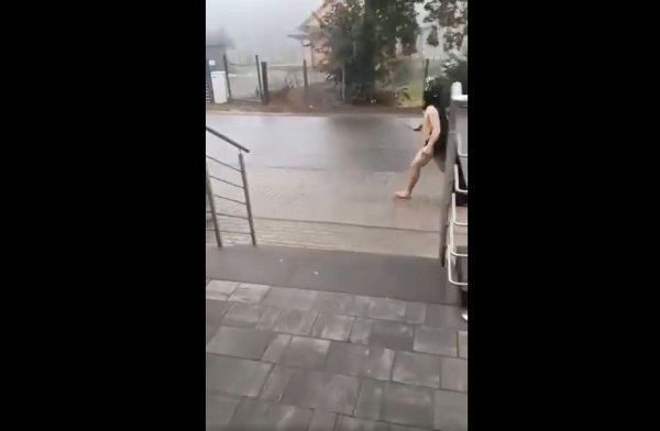 Nietypowa interwencja policji pod Grójcem! Półnagi mężczyzna w kasku