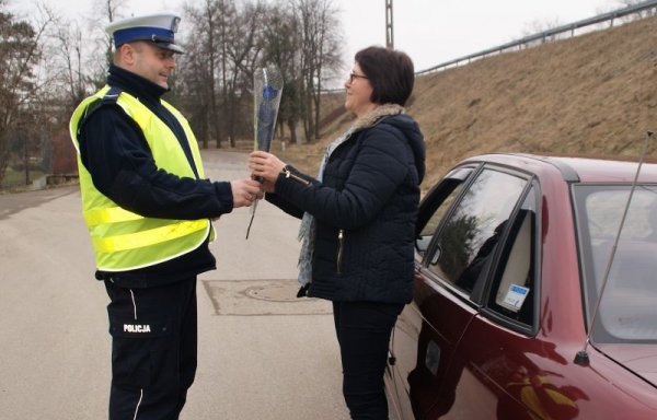Kobieta za kierownicą łagodzi obyczaje
