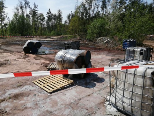 Ktoś porzucił niebezpieczne odpady w Dużym Dole