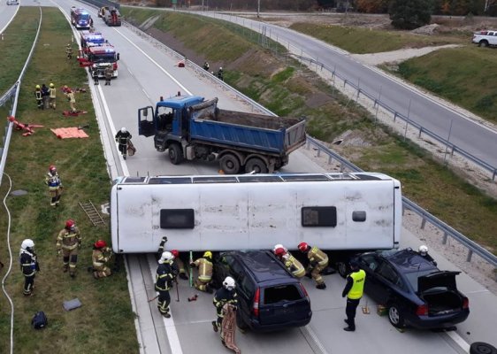 Trwa sprawdzian służb ratowniczych! Na S7 autobus przygniótł dwa samochody