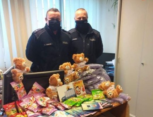 Grójeccy policjanci przekazali dary dla potrzebujących