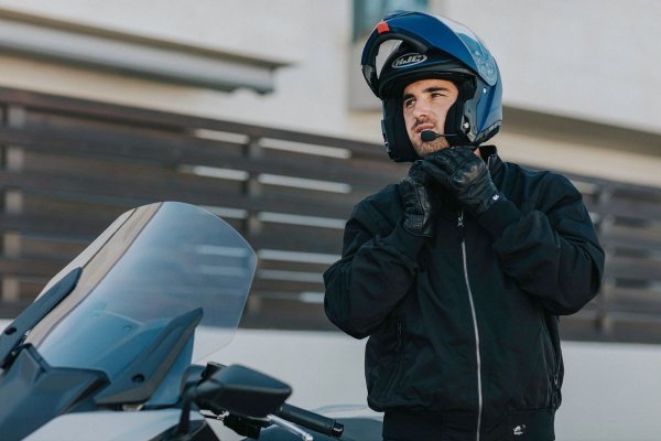 Łączność w Twoim kasku motocyklowym: jak znaleźć idealnego towarzysza drogi?