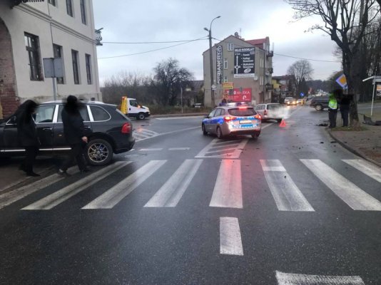 Zderzenie z Porsche na skrzyżowaniu Poświętne i ks. Skargi