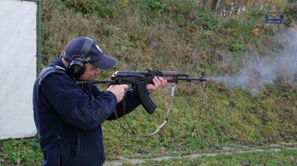 Policjanci z Grójca szkolili się ze strzelania i posługiwania się bronią