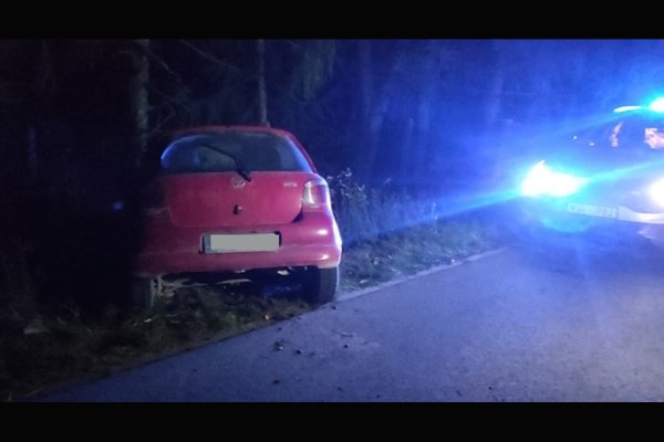Jedna noc, dwa samochody w rowie. Powód ten sam