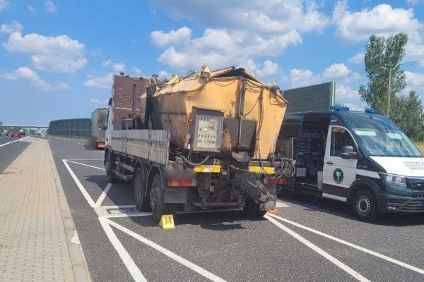 Ciężarówka drogowców niszczyła nawierzchnie jezdni