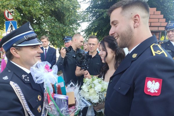 Strażacki ślub Sandry i Wojciecha – ceremonia pełna ognia, serca i toporków