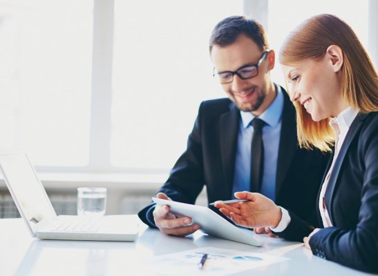 Firmowa księgowość - samodzielnie czy z biurem rachunkowym?