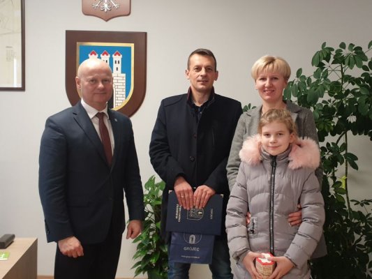 Burmistrz uhonorował mieszkańca za bohaterski czyn