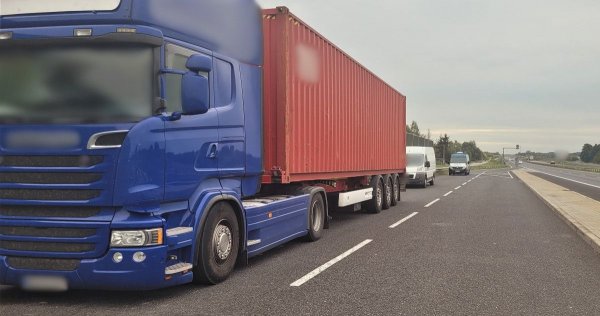 Na S7 zatrzymano ciężarówkę z płytkami. Przewoźnikowi grozi 12 tys. zł kary