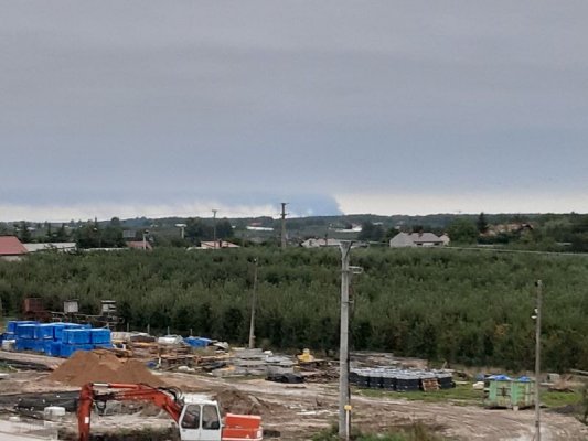 Pożar hali w Konstancinie. Kłęby dymu widać w Grójcu