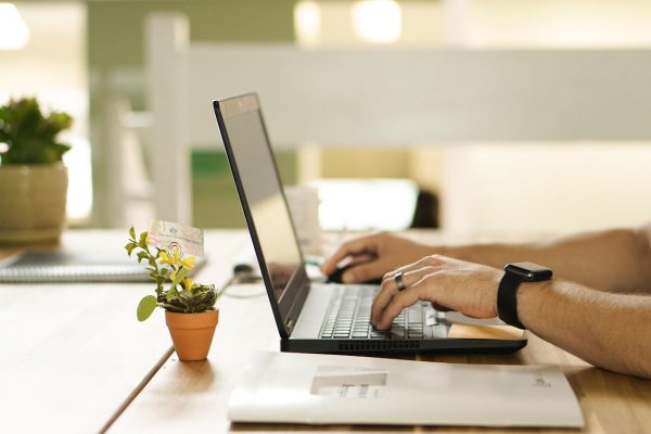 Poradnik: Jak kupować ubrania online? – Praktyczne wskazówki