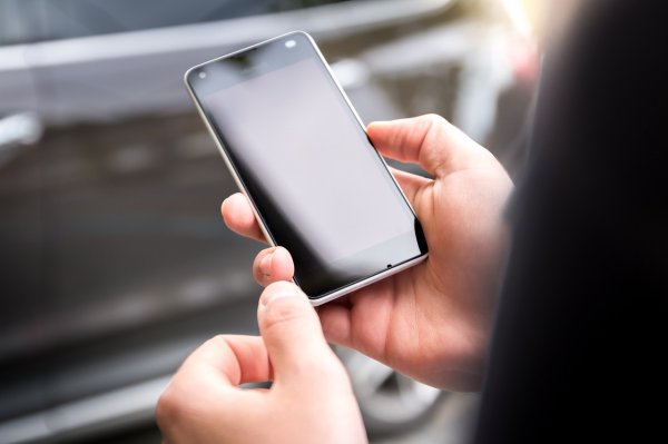 Grójeccy policjanci apelują: patrz na drogę, a nie na telefon