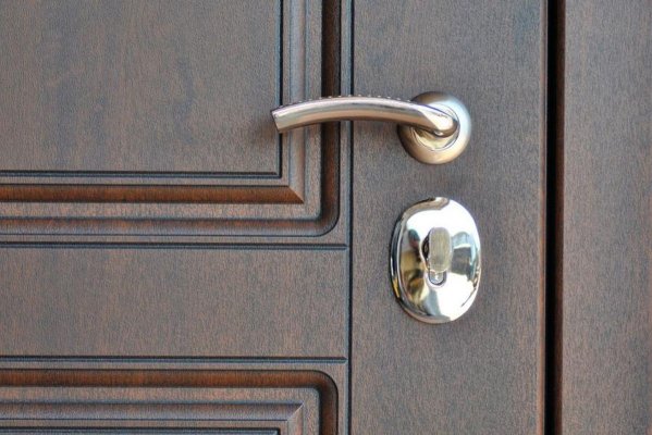 Jak dobrać klamkę do drzwi zewnętrznych w zależności od stylu domu 