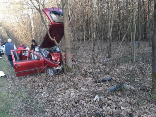 Fiat seicento uderzył w drzewo. Na miejsce leci helikopter LPR