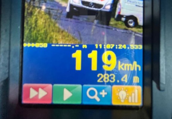 Przy ograniczeniu prędkości do 50 km/h jechał mercedesem aż 119 km/h!