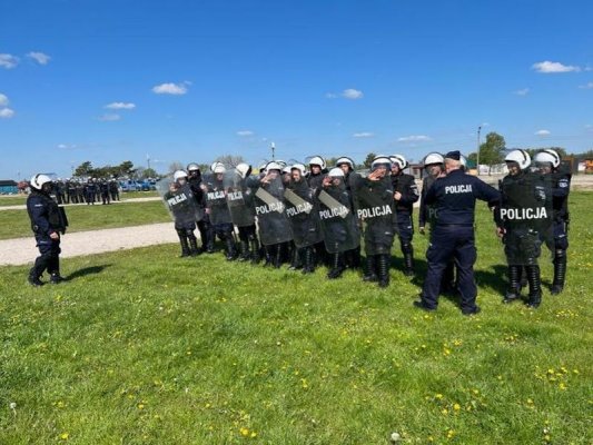 Atak na policjantów, rzucane w ich kierunku przedmioty, czyli ćwiczenia w Słomczynie