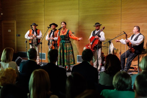 43. Wieczór z Kulturą – Hanka Rybka z zespołem 