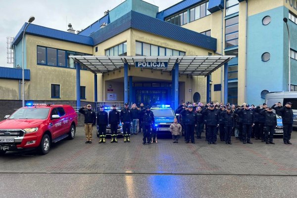 Policjanci i strażacy z Grójca oddali hołd zmarłemu asp. szt. Mateuszowi Biernackiemu