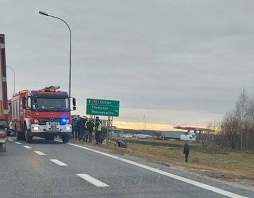 Na DK50 osobówka wypadła z drogi