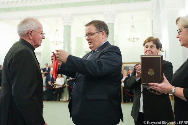 Prezydent odznaczył ks. Czesława Sadłowskiego
