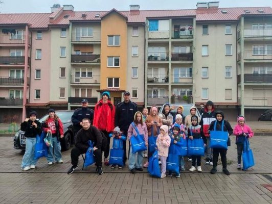Dzielnicowi włączyli się w akcję Sprzątania Świata na osiedlu Ilona