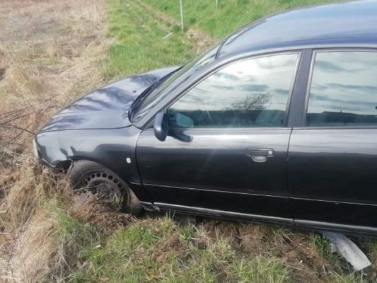 Podczas mszy ukradł audi, a jazdę skończył w rowie