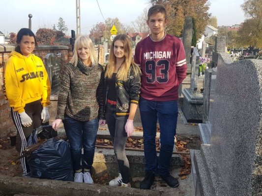 Uczniowie z Nowej Wsi pamiętają o zmarłych