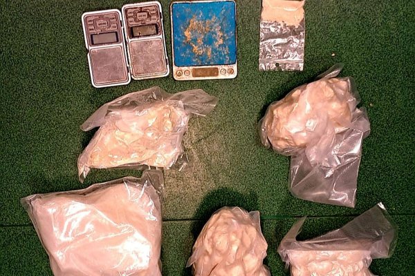 Ukrywał amfetaminę pod poduszką. W piwnicy miał jej dużo więcej