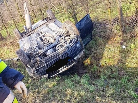 Audi dachowało i wpadło do rowu