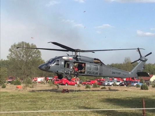 Policyjni lotnicy i strażacy z Black Hawka gasili pożar