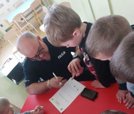Technik kryminalistyki odwiedził dzieci