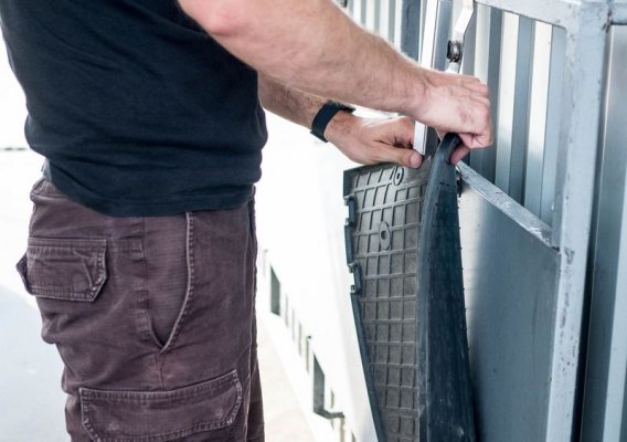 Czy warto posiadać zastępczy zestaw dywaników gumowych w samochodzie?