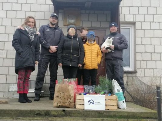 Święty Mikołaj w przebraniu funkcjonariuszy Aresztu Śledczego w Grójcu