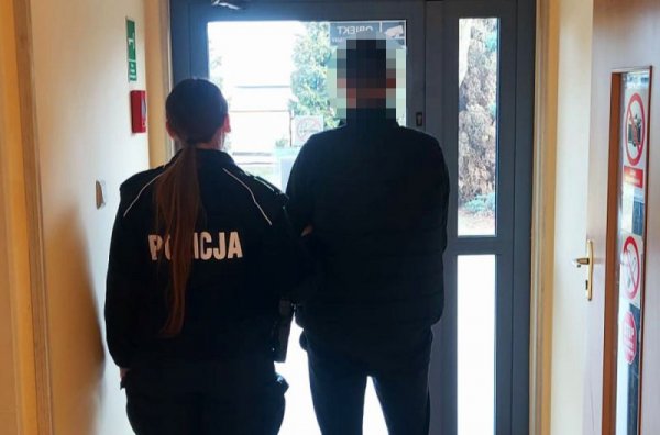 Ukradli worki z damskimi bluzkami w Wólce Kosowskiej