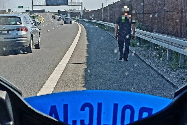 Z zadrapaniami, bez butów, szedł drogą krajową na S7