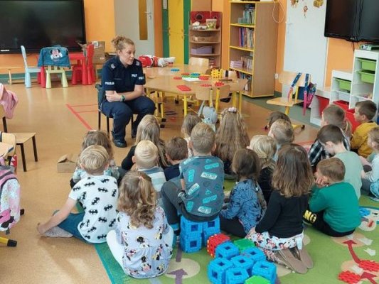 Grójeccy dzielnicowi edukują. Spotkanie z uczniami podstawówki