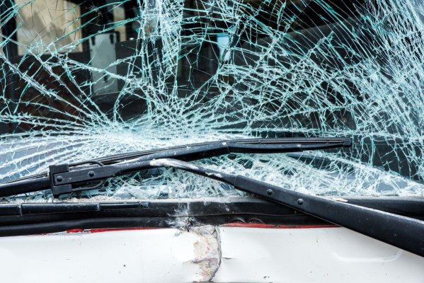 Wypadek z udziałem busa i osobówki. Trzy osoby trafiły do szpitali
