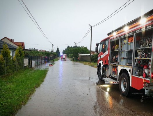 Grad, zalana droga powiatowa i szpital