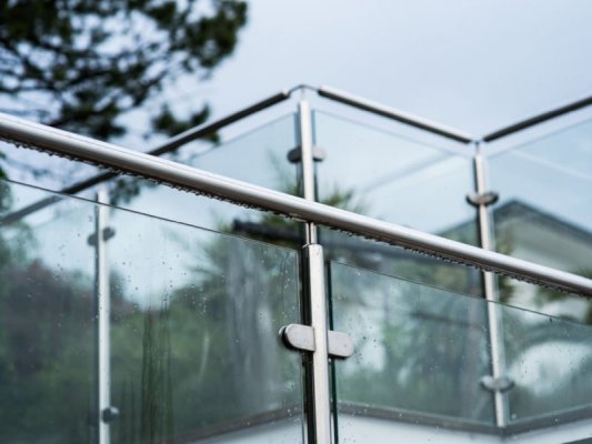 Balustrady szklane - nowoczesny, bezpieczny i estetyczny sposób wykończenia