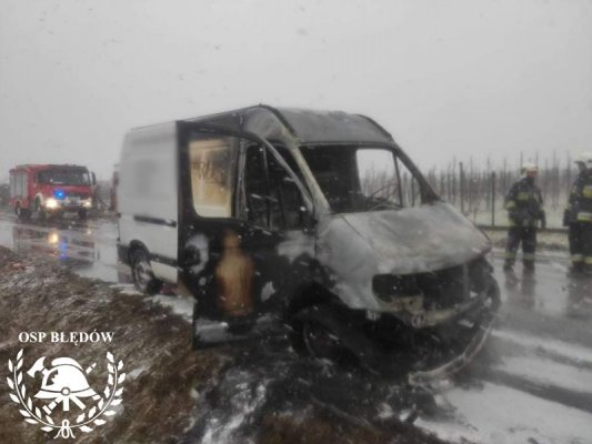 Tragedia na drodze w gminie Błędów. Pojazd w płomieniach, kierowca nie żyje