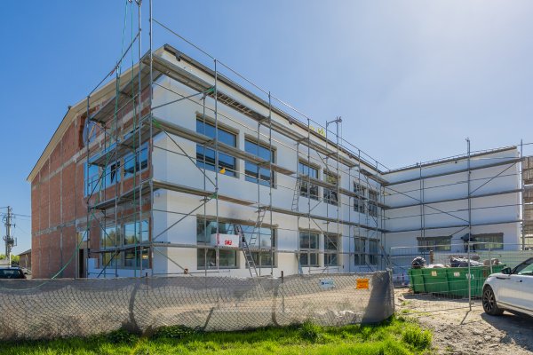Trwa rozbudowa szkoły w podgrójeckiej Lesznowoli. Oto, jak idą prace [FOTO]