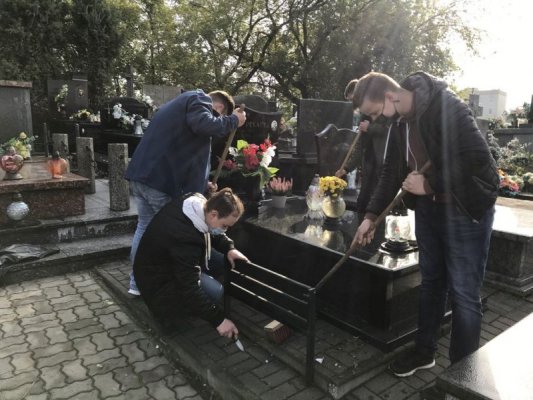 Uczniowie uporządkowali groby na grójeckim cmentarzu