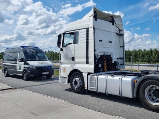Jechał S7 bez prawa jazdy i z cudzą kartą w tachografie