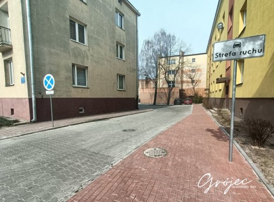 Doły przed blokami zastąpiła kostka brukowa