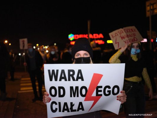 Strajk kobiet zablokował rondo przy Dekadzie (VIDEO)