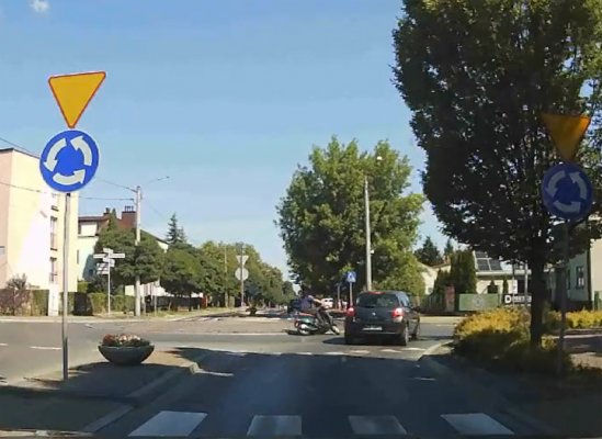 Niebezpieczna sytuacja na rondzie im. Ryszarda Pietrasa [VIDEO]